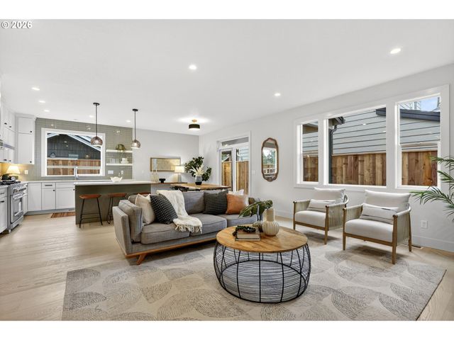 7602 Se CARLTON St A, Portland, OR 97206