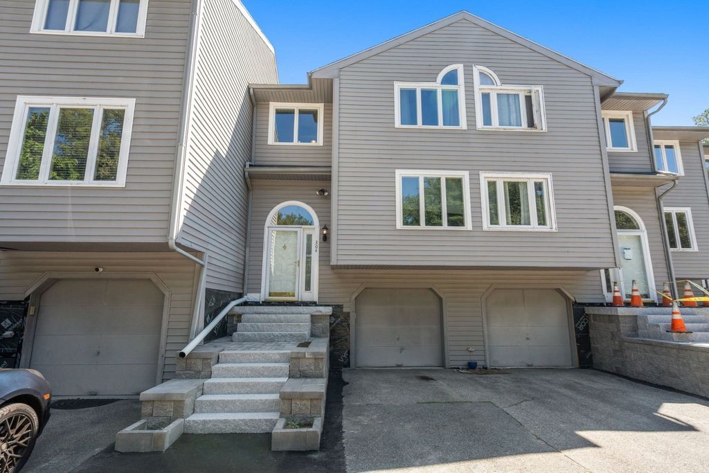 304 Erin Rd 304, Stoughton, MA 02072