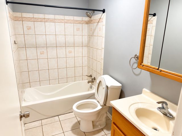 423 W Hawthorne Drive, Round Lake Beach, IL 60073