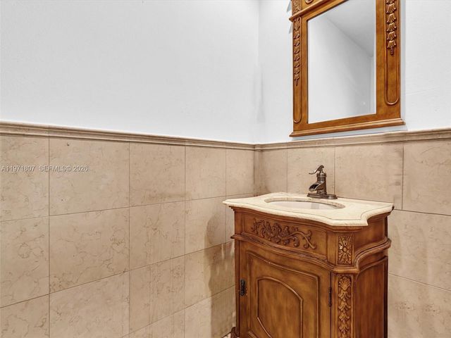 21 SE 3rd Ave, Hallandale Beach, FL 33009