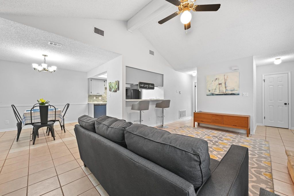 275 Mooring CIR A, Lakeway, TX 78734