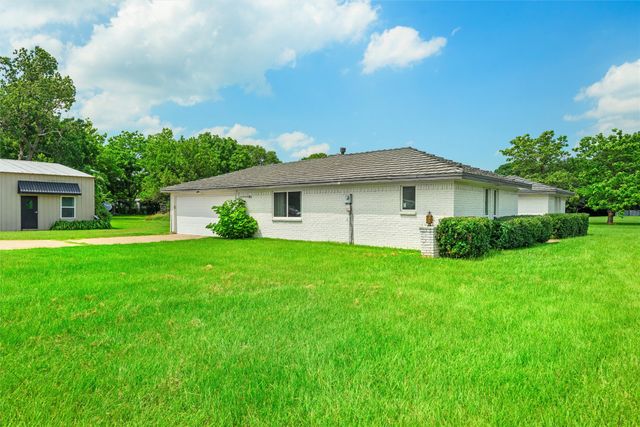 215 Pole Bridge Road, Seagoville, TX 75159