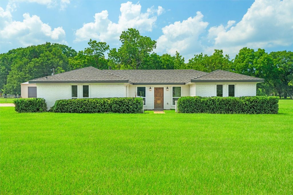 215 Pole Bridge Road, Seagoville, TX 75159