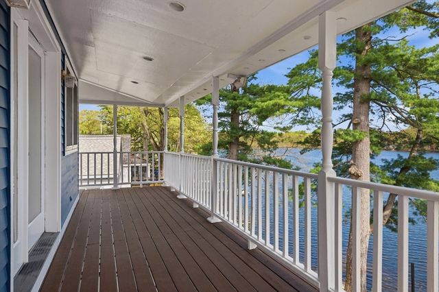 105 Lakeshore Dr, Georgetown, MA 01833