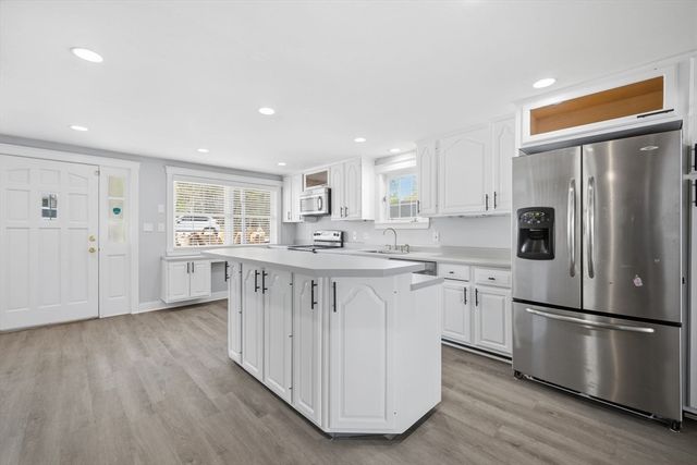 105 Lakeshore Dr, Georgetown, MA 01833