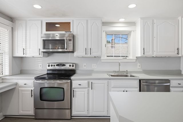 105 Lakeshore Dr, Georgetown, MA 01833