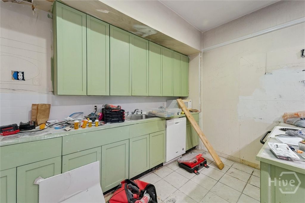 Image 11 of property listing at 818 W 37th Street, Savannah, GA 31415