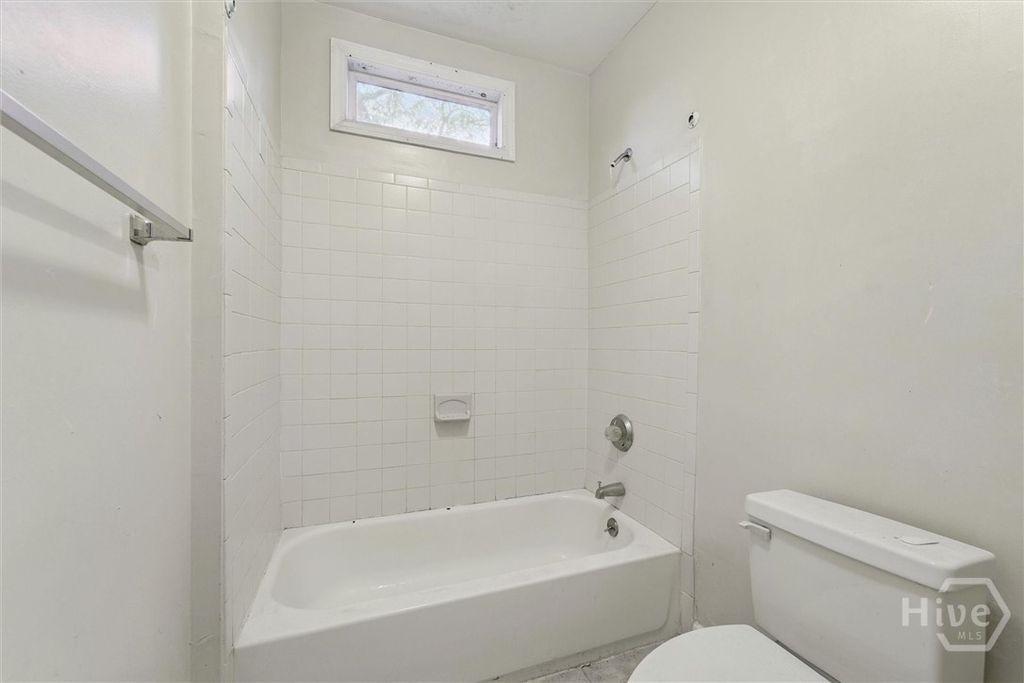 Image 23 of property listing at 818 W 37th Street, Savannah, GA 31415