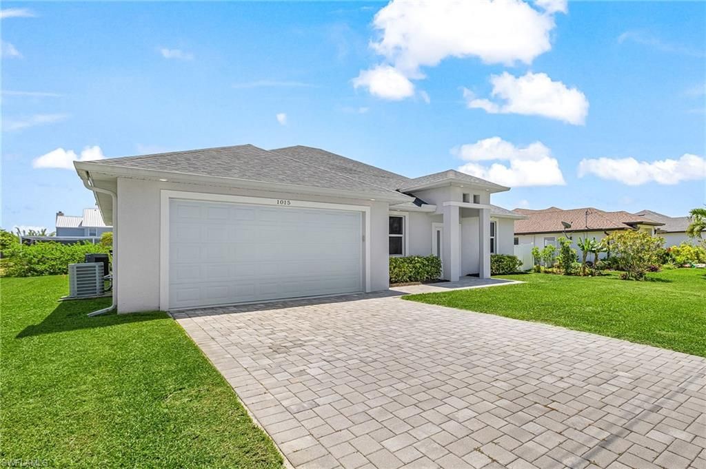 Image 2 of property listing at 1015 SW 15th PL, Cape Coral, FL 33991