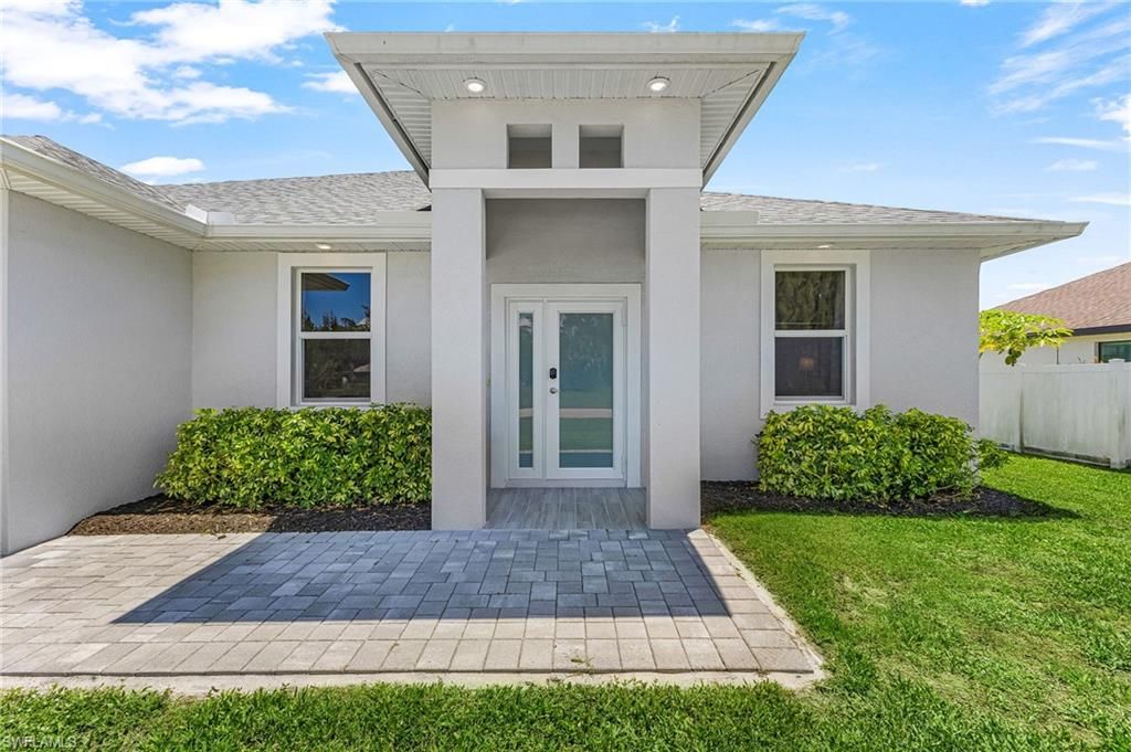Image 3 of property listing at 1015 SW 15th PL, Cape Coral, FL 33991