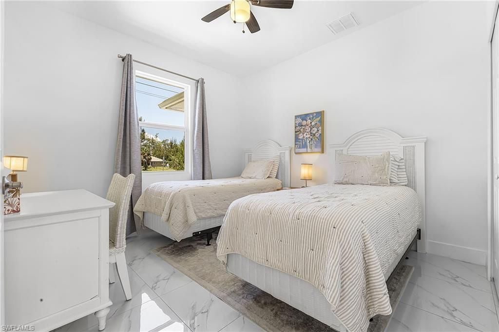 Image 5 of property listing at 1015 SW 15th PL, Cape Coral, FL 33991
