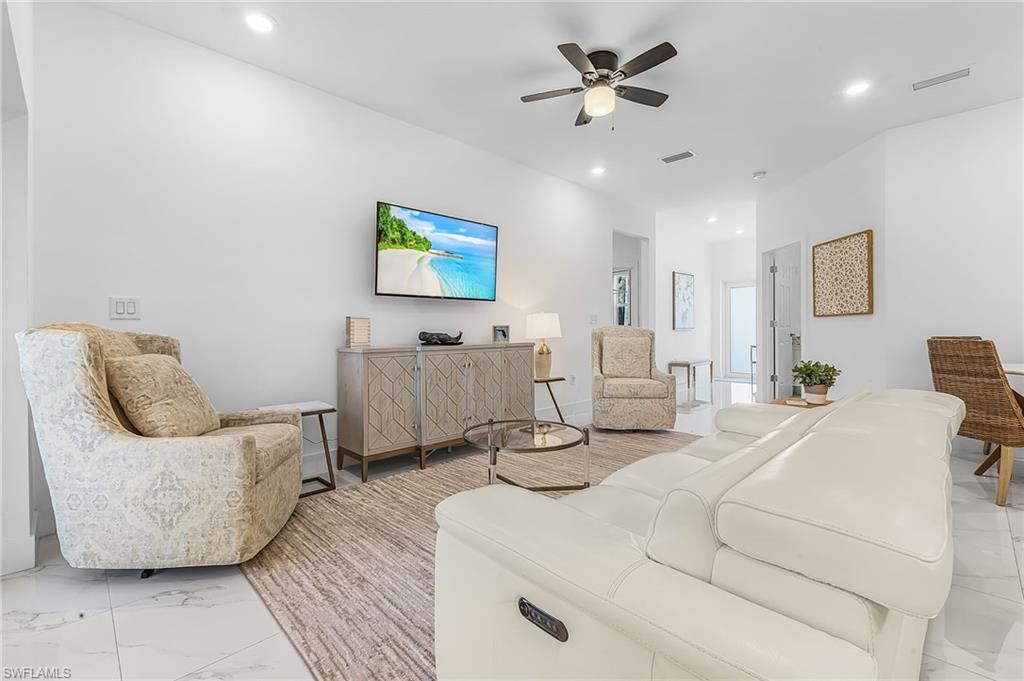 Image 7 of property listing at 1015 SW 15th PL, Cape Coral, FL 33991