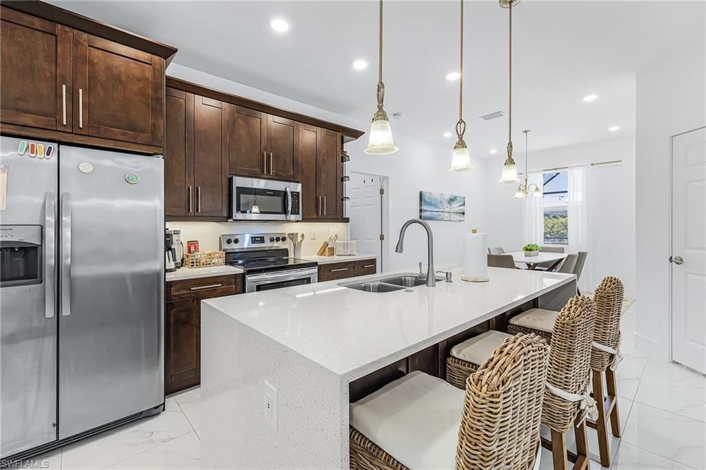 Image 9 of property listing at 1015 SW 15th PL, Cape Coral, FL 33991