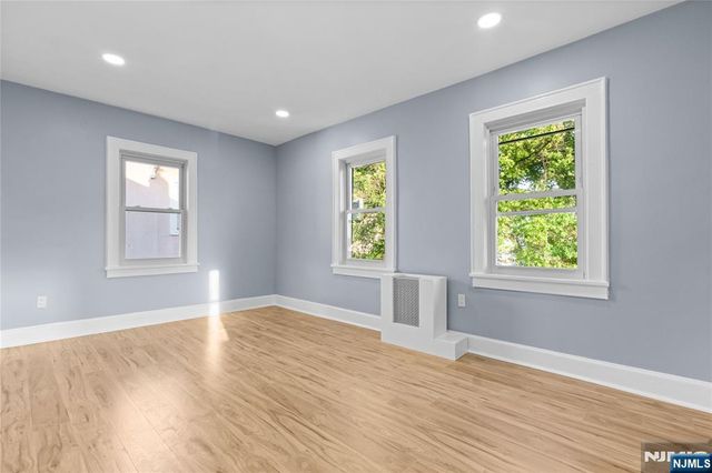 16 Palisade Avenue, Bergenfield, NJ 07621