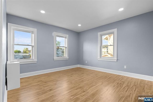 16 Palisade Avenue, Bergenfield, NJ 07621