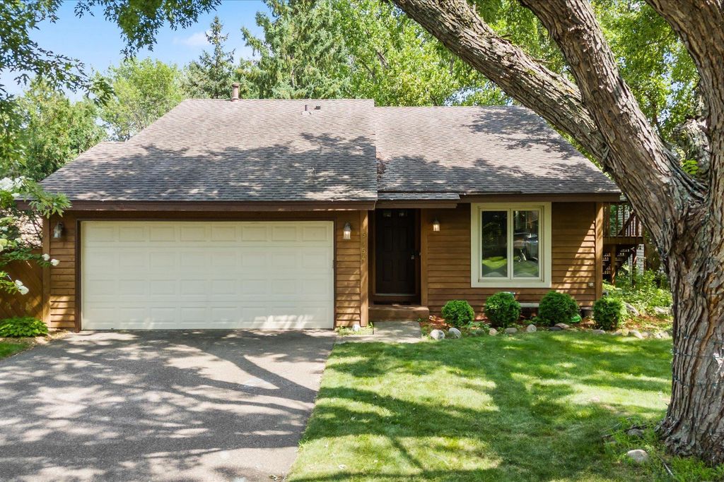 5554 Knoll Drive, Shoreview, MN 55126