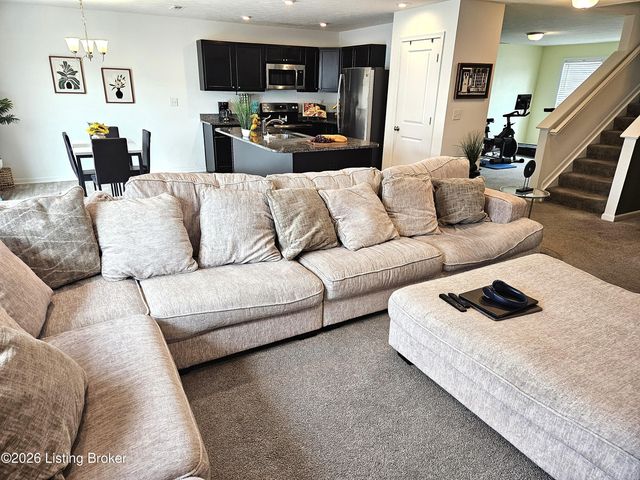 8605 Loyal Dr, Louisville, KY 40229