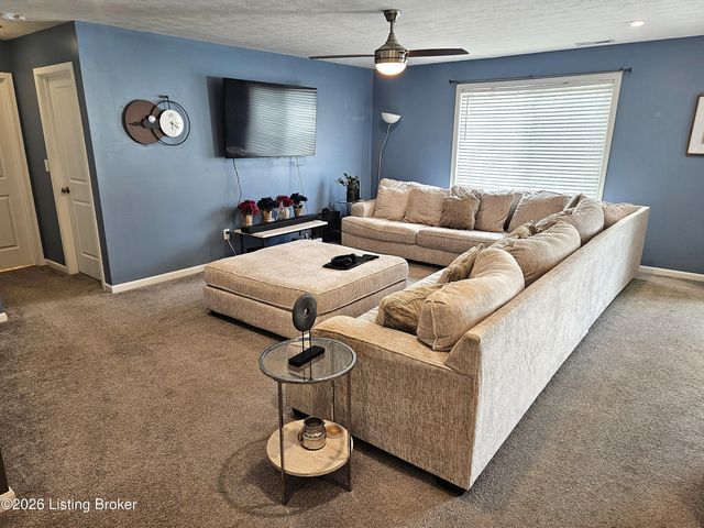 8605 Loyal Dr, Louisville, KY 40229