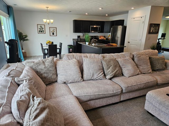 8605 Loyal Dr, Louisville, KY 40229