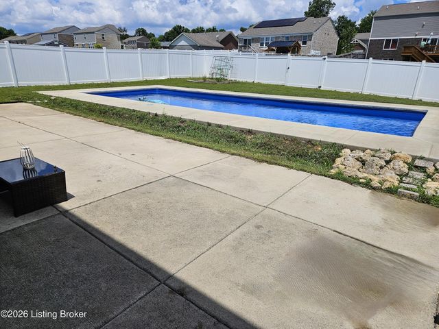 8605 Loyal Dr, Louisville, KY 40229