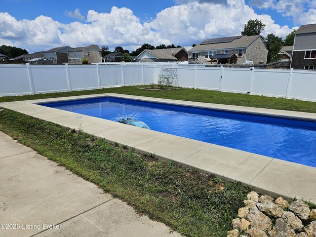 8605 Loyal Dr, Louisville, KY 40229