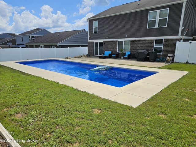 8605 Loyal Dr, Louisville, KY 40229