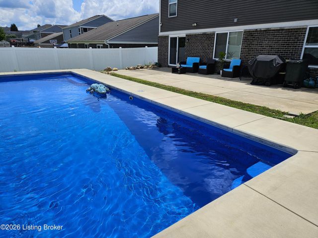 8605 Loyal Dr, Louisville, KY 40229