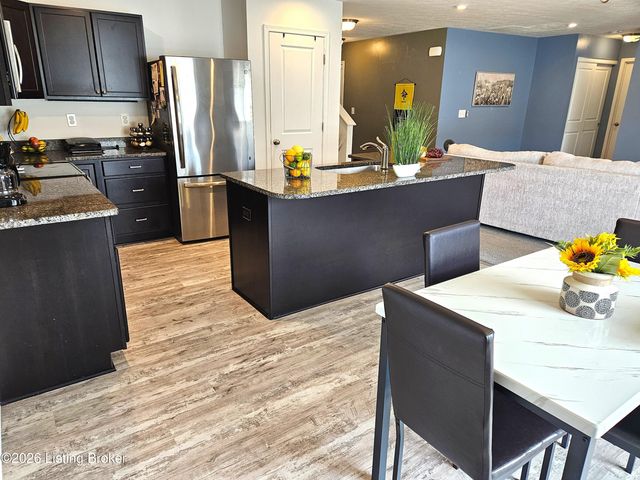 8605 Loyal Dr, Louisville, KY 40229
