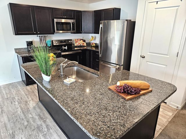 8605 Loyal Dr, Louisville, KY 40229
