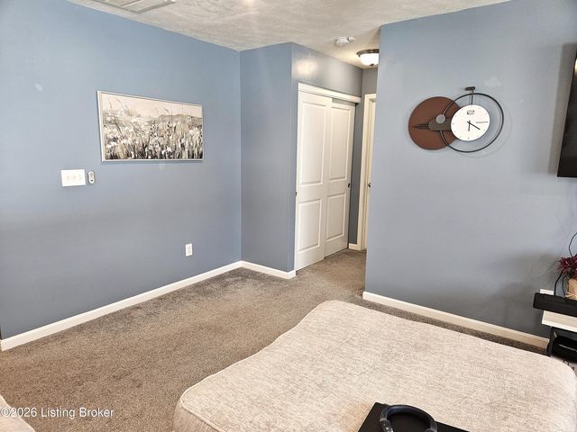 8605 Loyal Dr, Louisville, KY 40229