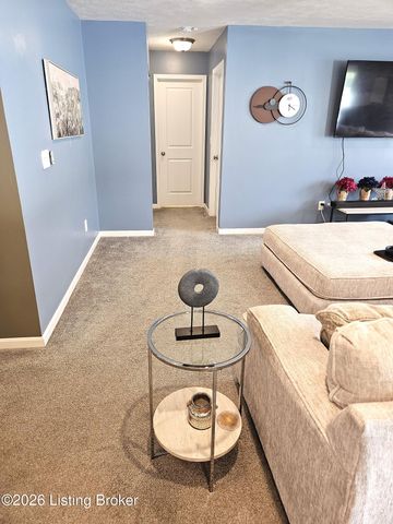 8605 Loyal Dr, Louisville, KY 40229