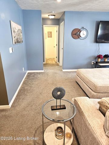 8605 Loyal Dr, Louisville, KY 40229