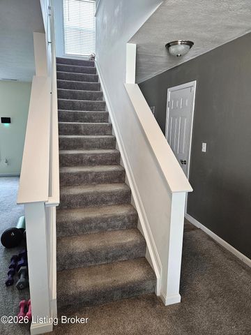8605 Loyal Dr, Louisville, KY 40229