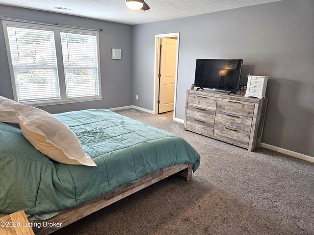 8605 Loyal Dr, Louisville, KY 40229