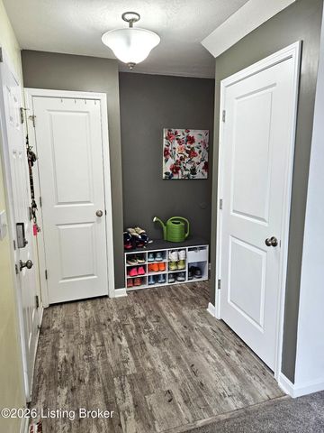 8605 Loyal Dr, Louisville, KY 40229
