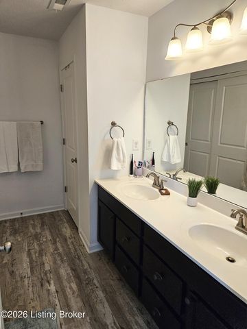 8605 Loyal Dr, Louisville, KY 40229