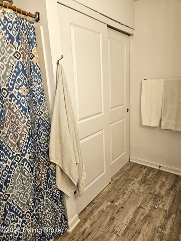 8605 Loyal Dr, Louisville, KY 40229