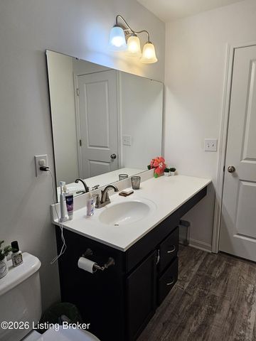 8605 Loyal Dr, Louisville, KY 40229