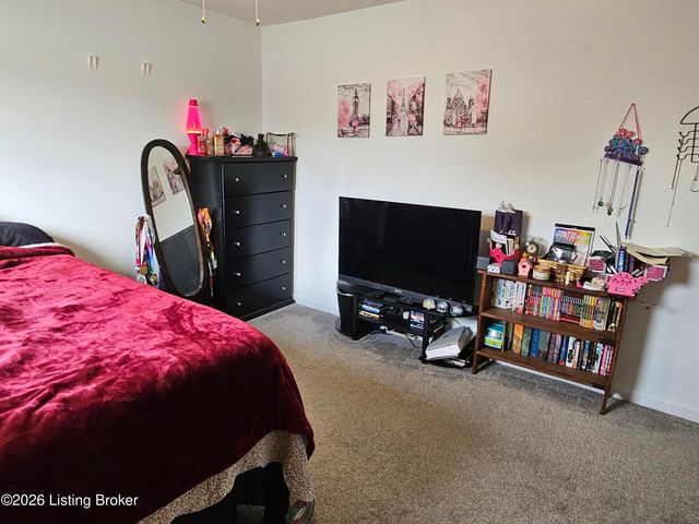8605 Loyal Dr, Louisville, KY 40229