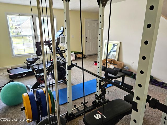 8605 Loyal Dr, Louisville, KY 40229