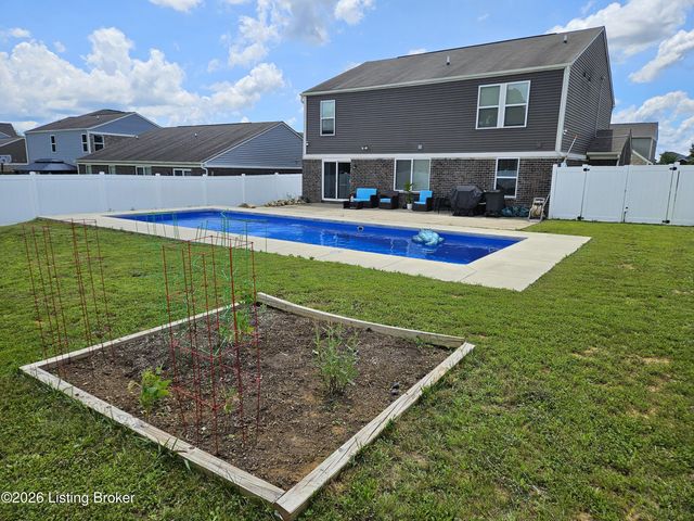 8605 Loyal Dr, Louisville, KY 40229