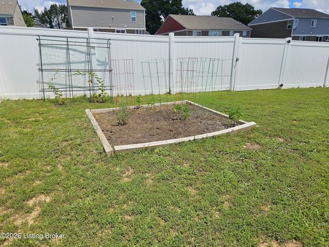 8605 Loyal Dr, Louisville, KY 40229