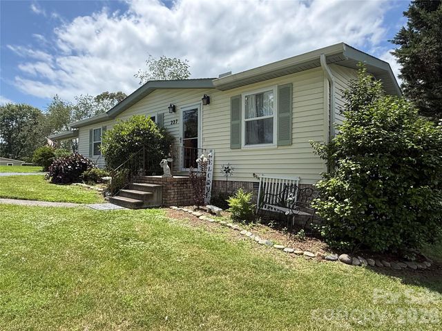 227 Cranbrook Circle, Hendersonville, NC 28792