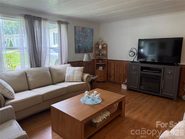 227 Cranbrook Circle, Hendersonville, NC 28792