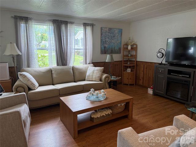 227 Cranbrook Circle, Hendersonville, NC 28792