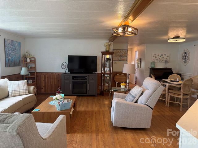 227 Cranbrook Circle, Hendersonville, NC 28792
