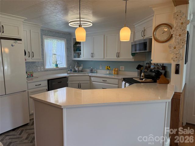 227 Cranbrook Circle, Hendersonville, NC 28792