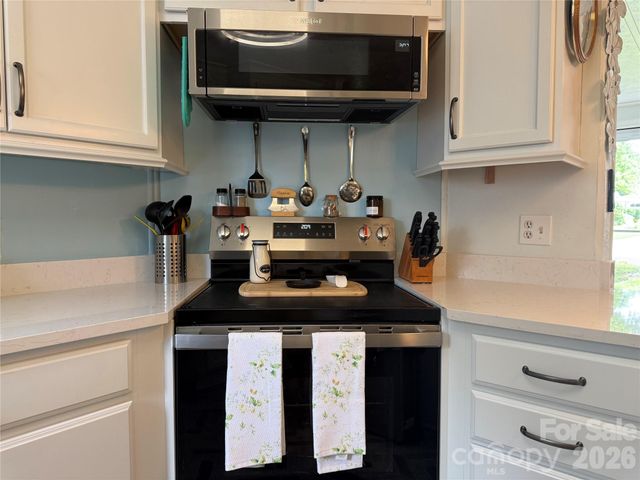 227 Cranbrook Circle, Hendersonville, NC 28792