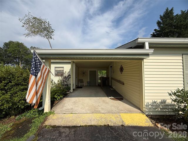 227 Cranbrook Circle, Hendersonville, NC 28792