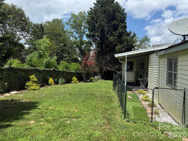 227 Cranbrook Circle, Hendersonville, NC 28792